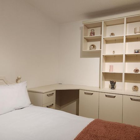 Elmdon House With 4 Spacious Bedrooms To Choose Birmingham Exteriör bild