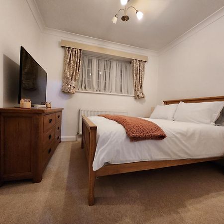 Elmdon House With 4 Spacious Bedrooms To Choose Birmingham Exteriör bild