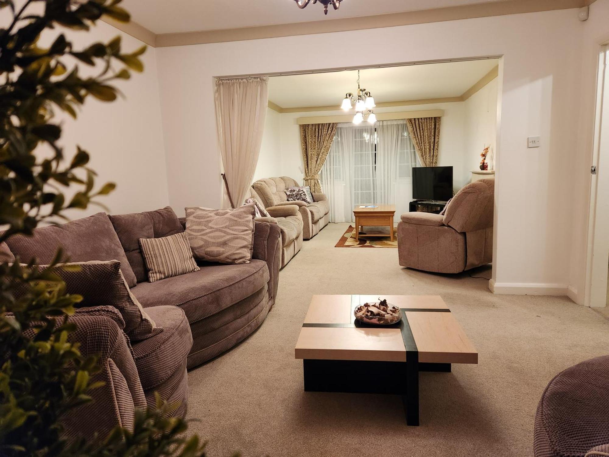 Elmdon House With 4 Spacious Bedrooms To Choose Birmingham Exteriör bild